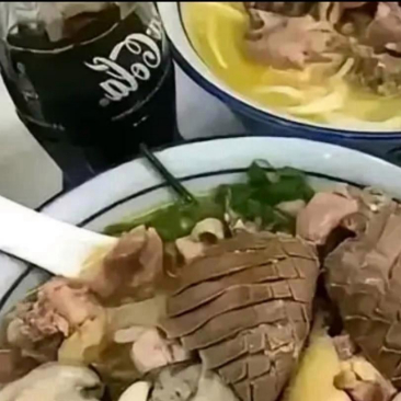    昨日帮女同事把空调修好了，未曾想到她今日特意邀请我去她家吃饭。可当我看到这