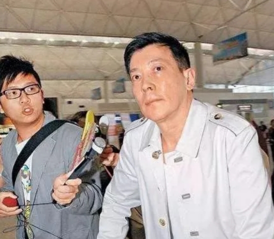 陈冠希的父亲陈泽民年轻时候真的也是一枚帅哥，

长脸庞，鼻翼高挺，皮肤白皙光滑，