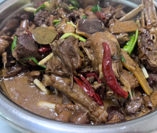 相亲对象还在睡，真不拿自己当外人了…

昨晚他点的肉丝面，我们准备做饭了，他和我