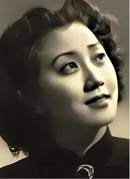 2012年，著名歌唱家蒋英在北京逝世，遗体上盖着党旗，各界人士都来给她送行，这是