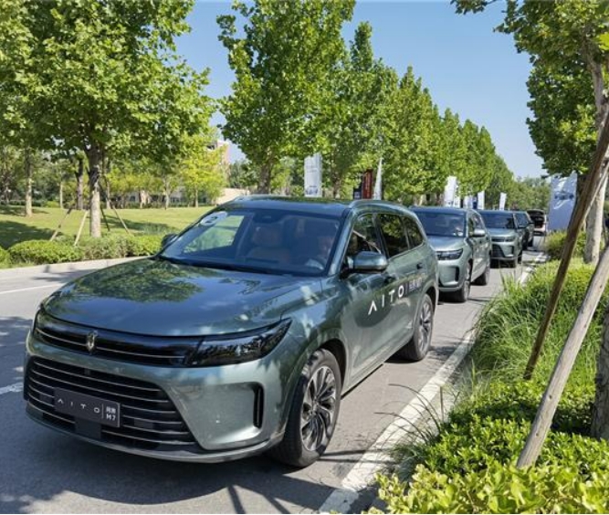 哇塞！华为问界新M7 Plus突然降价2万元，限时优惠让人眼前一亮！这消息犹如春