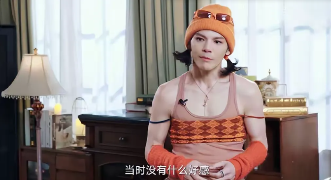 向佐新造型接受采访被吐槽，网友：佐哥求求你，放过网友吧！