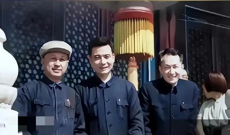 1966年10月1日，受周总理邀请，钱学森、邓稼先、朱光亚三位科学巨匠登上天安门