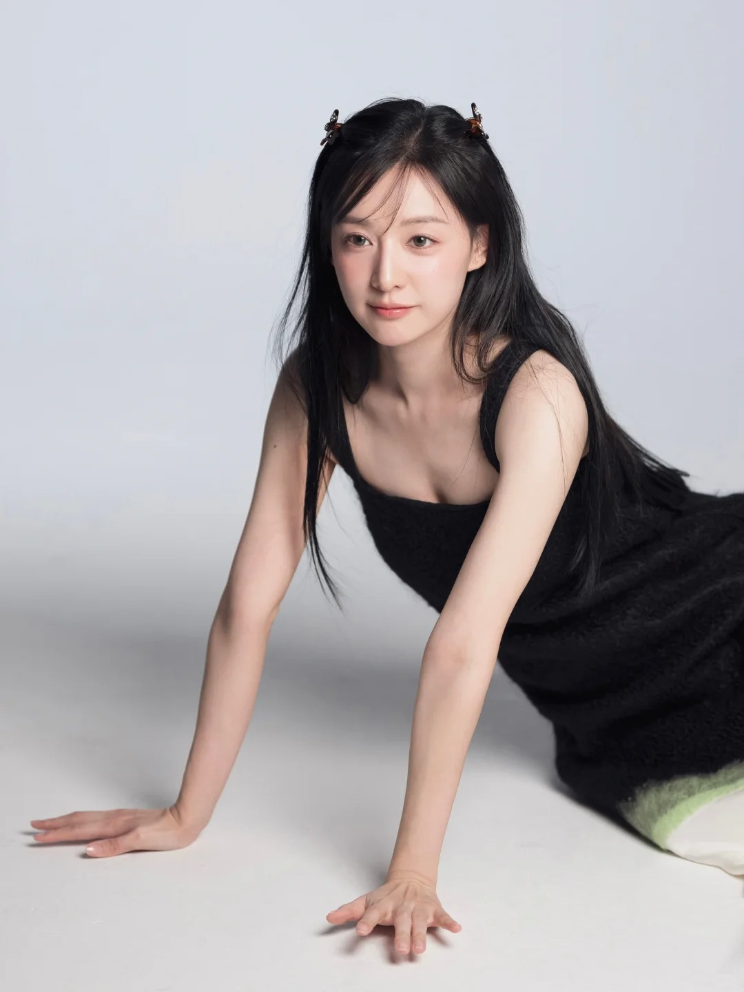 她是装漂亮吗？
我们爱拉说：“我也很难办啊 我不是装漂亮 是天生就漂亮”
从小美