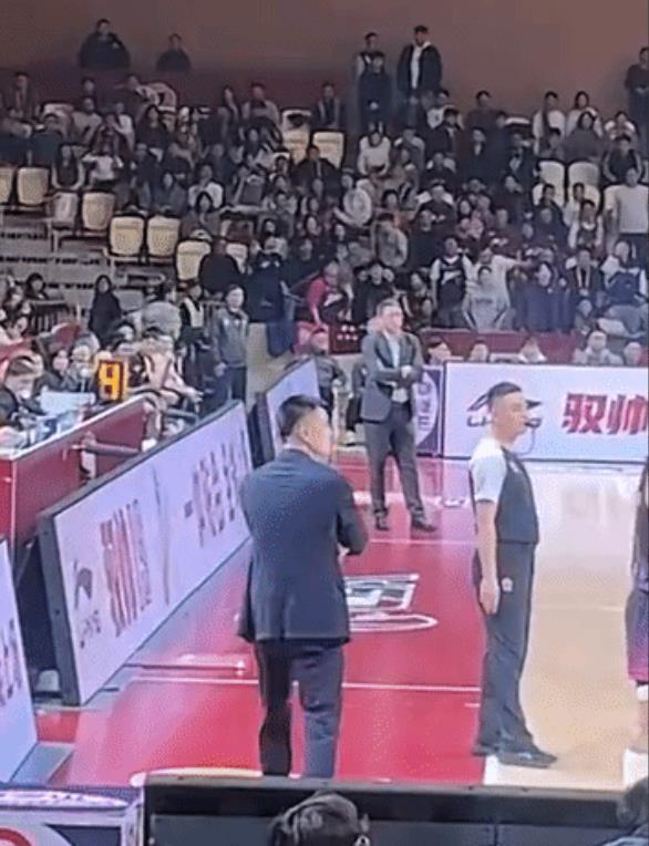 继CBA官方向未在赛前升国旗仪式上起立行注目礼的广州男篮工作人员开出罚单后，辽宁