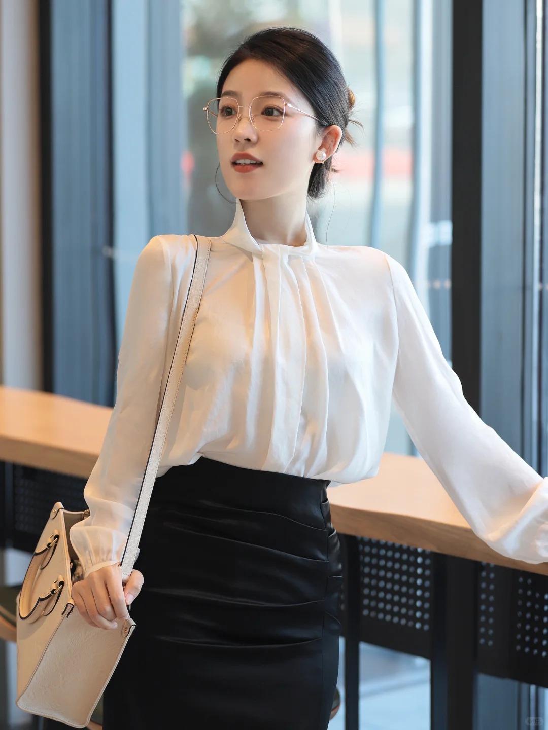 OOTD|简约高级感通勤穿搭
愿我们不论年龄高矮胖瘦美丑
都能独立平等骄傲自由