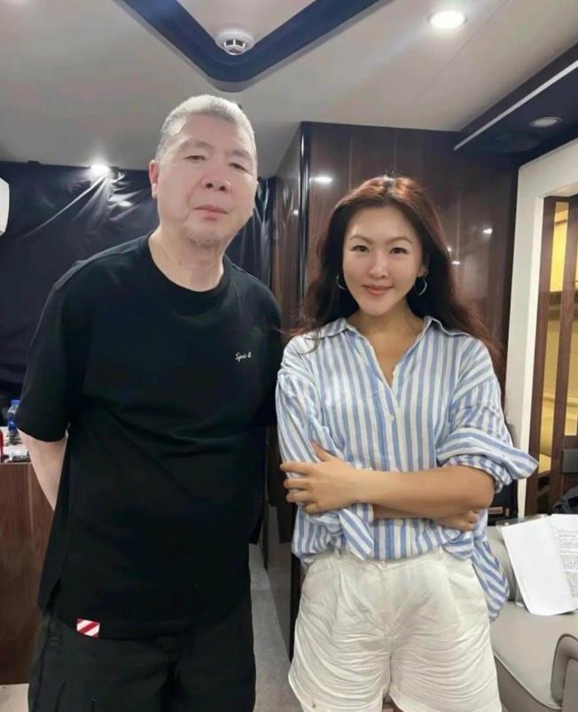 导演明星冯小刚自白癜风痊愈以来，面容愈发显得慈祥可亲。