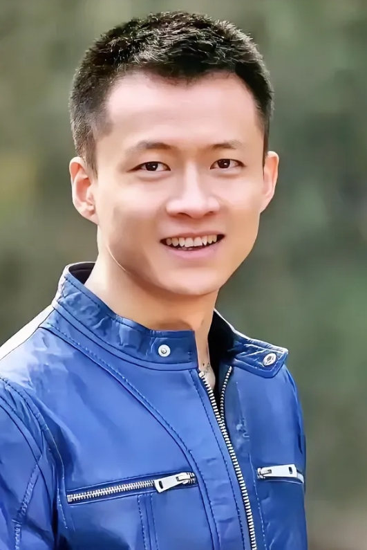 他是内地著名的影视男演员，阳光帅气，他演的角色大多数都是正派形象，有谁知道他是谁
