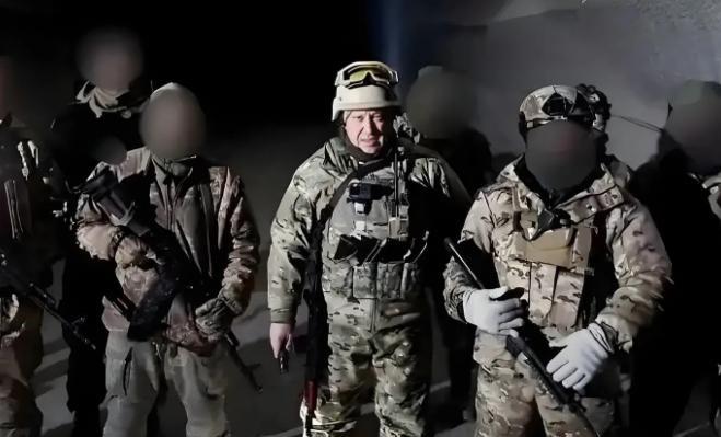 在库尔斯克，一名俄军士兵爆料称：他们收到的命令是不允许俘虏外国雇佣兵。这名俄军士
