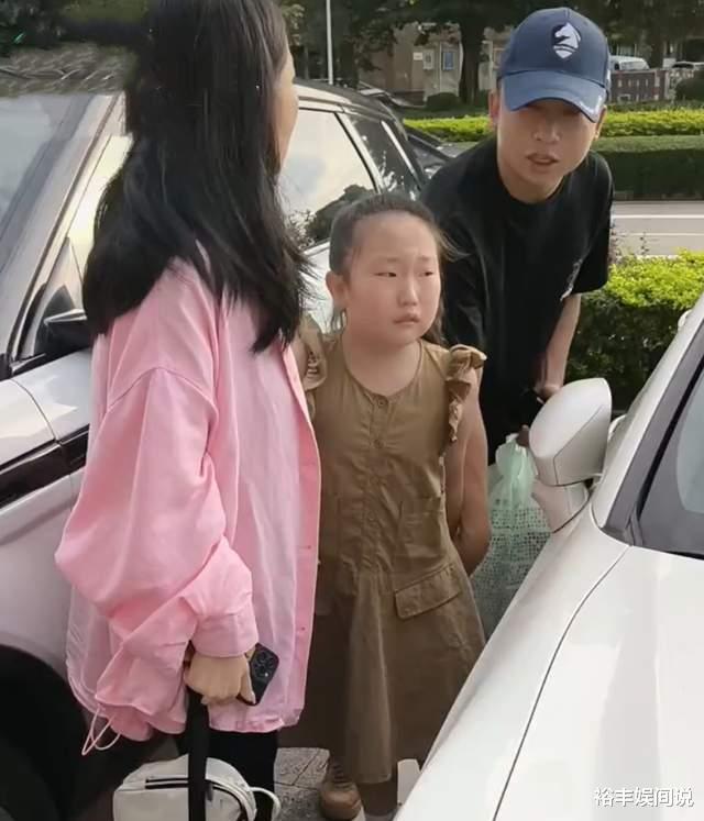 网红杨子钰遭爸爸暴力抢夺，现场哭喊：别打我妈妈，曝详细过程（杨子轩网红个人资料介绍及图片）-第6张图片-九妖电影