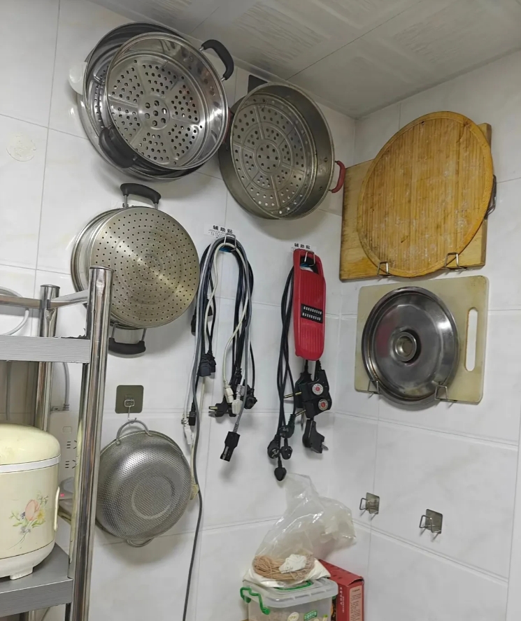 一进厨房，我就忍不住叹气。墙上挂着各种铲子、勺子，还有些用旧了的抹布，沥水架上堆