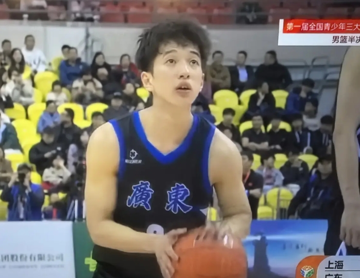 杨溢---广东宏远队的发动机！
作为广东宏远青年队的主力控卫，身高比杰师傅还矮点