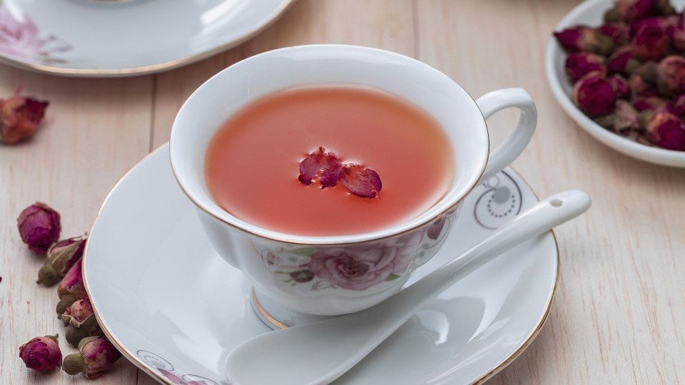 夏天喝玫瑰花茶，是上火还是泻火？早知道早放心，别喝错了