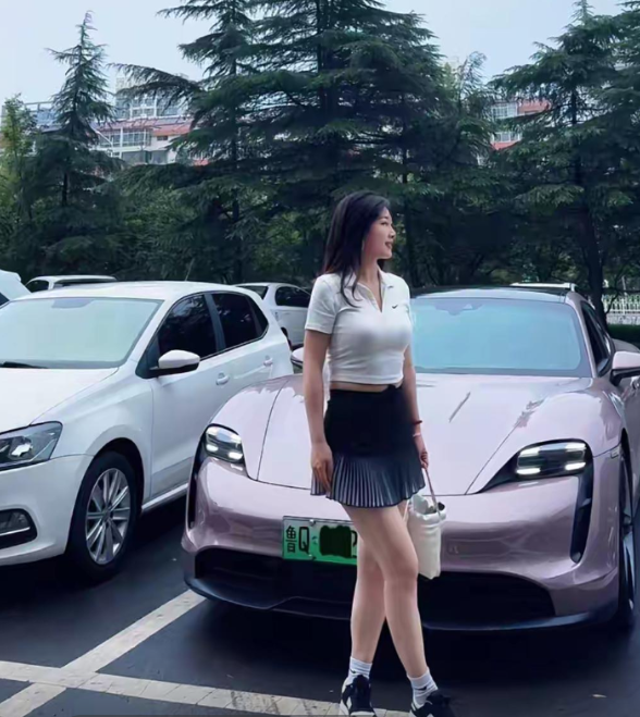 为什么很多女孩子年纪轻轻就买得起几百万的豪车？！哈哈哈哈 [大笑][大笑][大笑