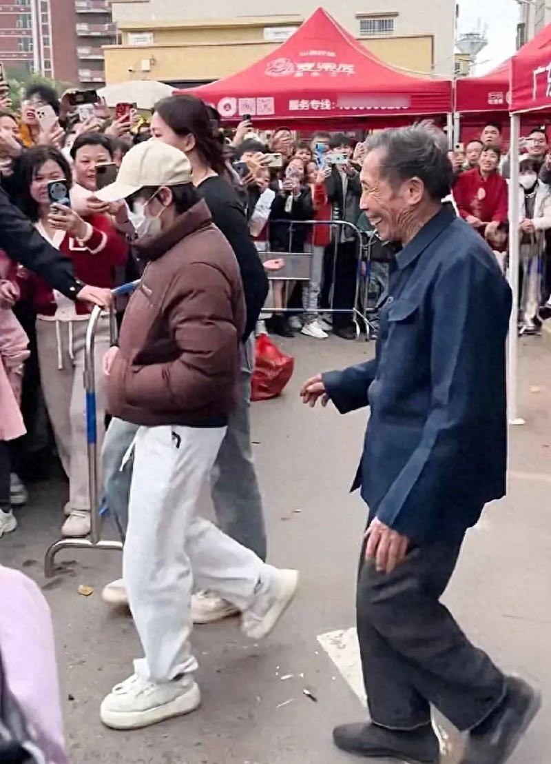 全红婵离家返京，除了粉丝堵门，还有更大的苦恼，下届奥运有点悬！哎，这年过得，真是