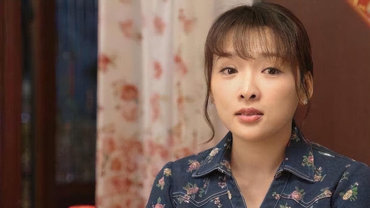 她是赵本山捧红的礼仪小姐，21岁火遍全国，如今嫁浙江富商成阔太