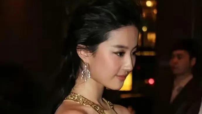 刘亦菲年轻时的随意一拍就是多少女星一辈子无法企及的高度