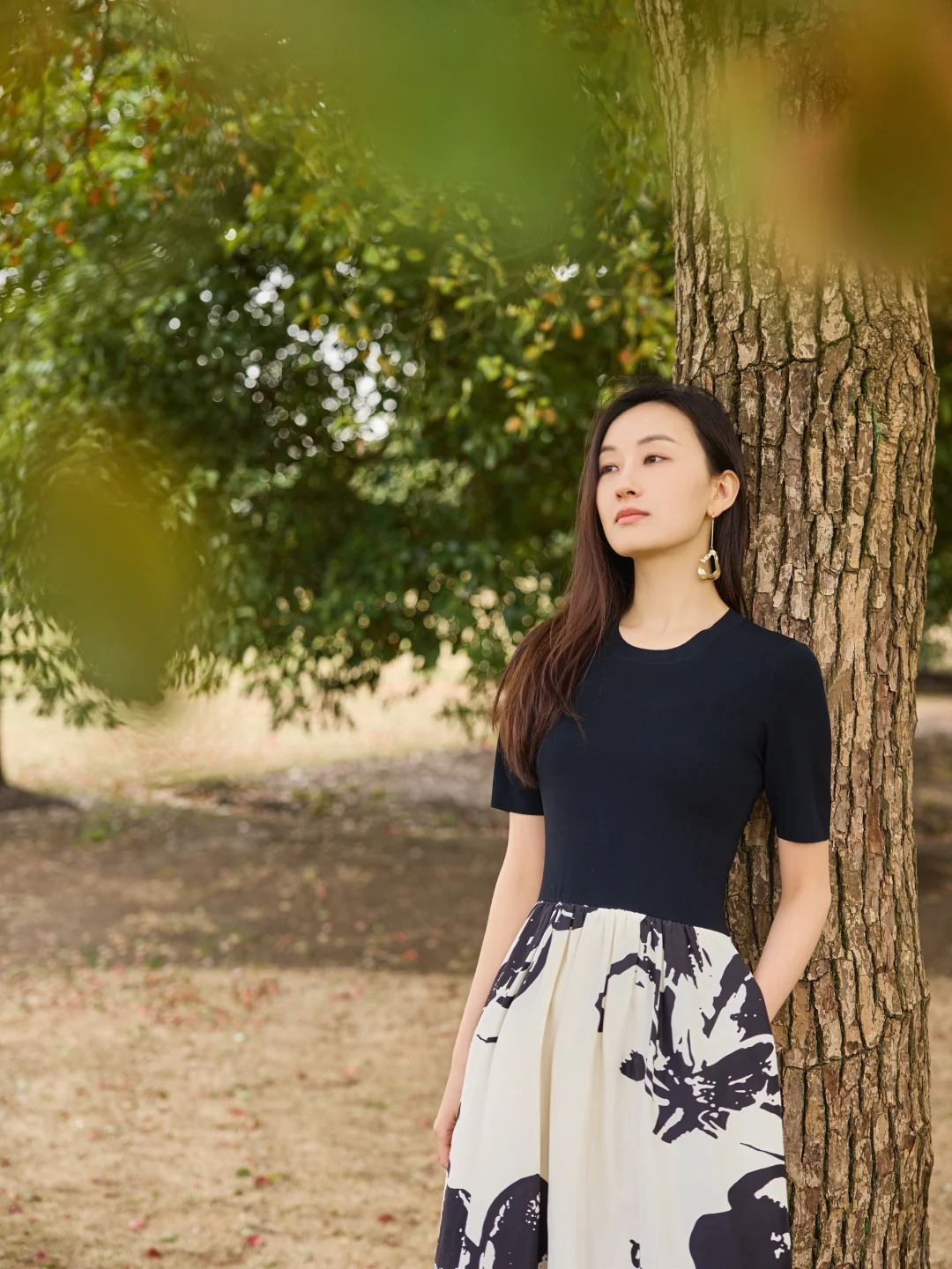 针织与真丝唤醒自由轻盈
展现轻与柔的自在身姿
顺着风的弧度，长丝扬起
辅以艺术感