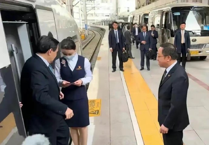 西安到北京这么远的距离，马英九还是选择了乘坐大陆的高铁， 他没有选择乘坐飞机直飞