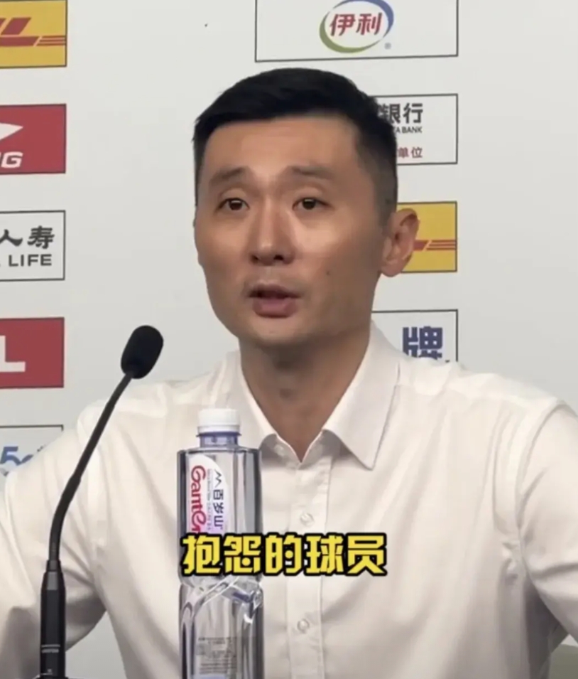 刘炜赛后新闻发布会，言语里充满了不服与不甘心，刘炜说要向北控队学习，一场比赛倒地