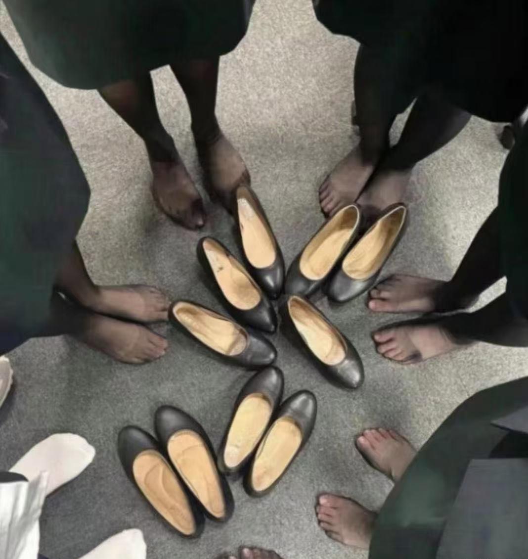 社会观察：空姐们脱掉高跟鞋之后，那因受压而留下印痕的痕迹，着实让人感到怜惜！由于
