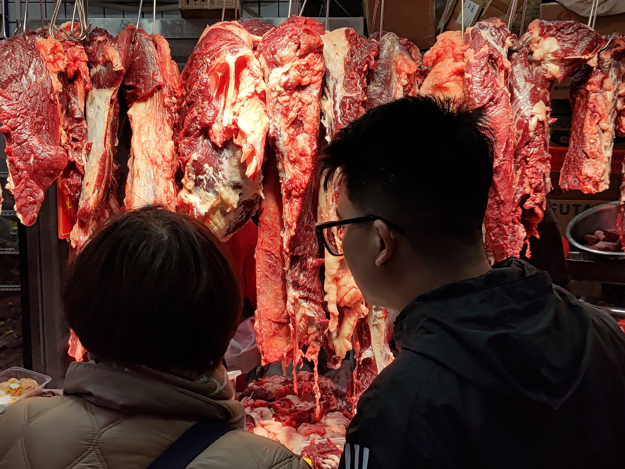 广州沙园西华市场，新开牛肉档，牛肉看起来漂亮，价格也低，很多人买。有人问老板这是