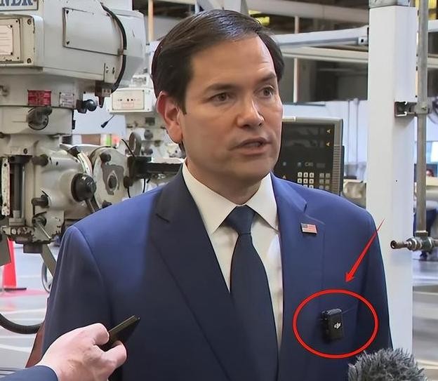 在萨尔瓦多，美国国务卿卢比奥以其矛盾的言行引发了公众的热烈讨论。他在公开场合高调