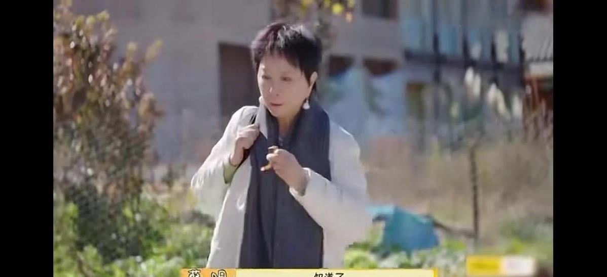 蔡明最近的状态让人感慨万分，和我们印象中的“小品女王”相比，变化真的挺大。
她不