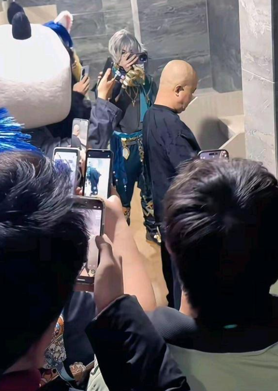 在厕所组团偷拍别人，也不管别人愿不愿意😅😅😅😅