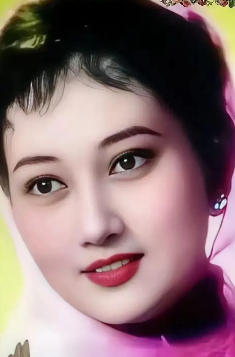 她是一位倾国倾城的大美女，不老女神，她是一位优秀的艺术家。

大大的眼睛，长长的