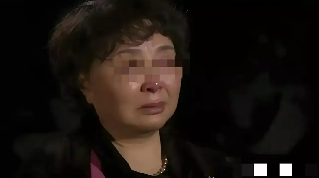 湖南，女子离婚后，对亲儿子不管不问，对继子掏心掏肺。没想到30年后，再婚丈夫家中