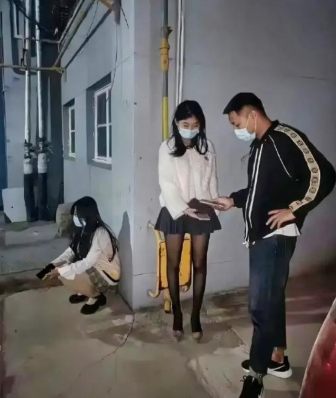 现在交燃气费需要这样扫码吗！哈哈哈哈 [大笑][大笑][大笑][大笑][大笑]