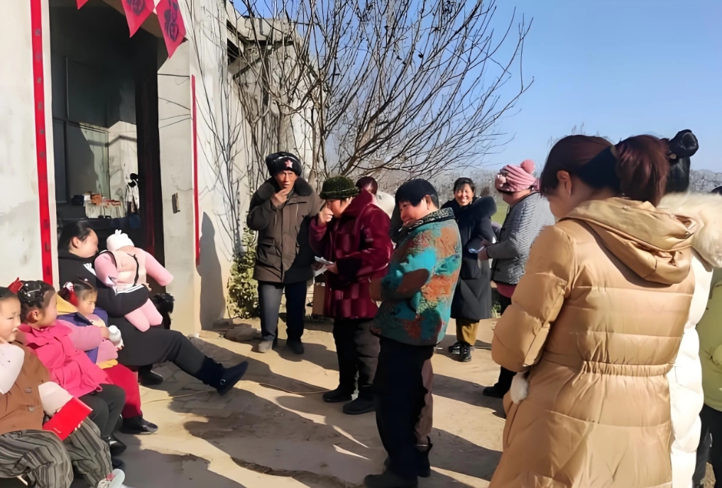 中午吃饭的时候，老公冷不丁来一句：“咱明年生一个吧。”我一口饭喷了出来！然后就扯