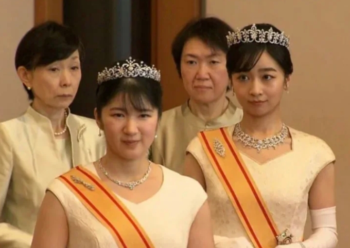 2025日本皇室新年祝贺，只来了6个人，算是人数来的很少的一年了，天皇一家三口，