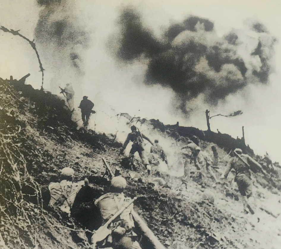 上甘岭为什么在范弗里特弹药量的狂轰滥炸下依旧守得住?

反斜面阵地在山背面，坑道