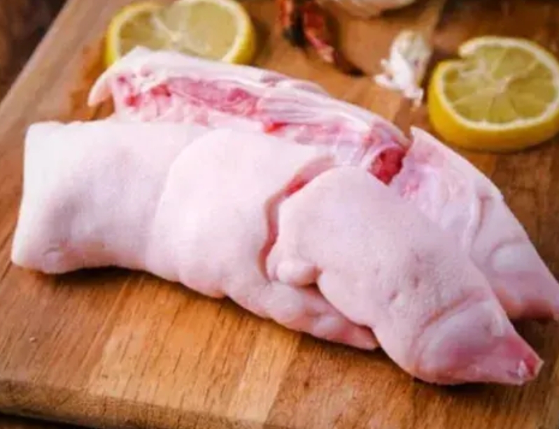 美国人为何不吃猪蹄？一位40岁的猪农解释说，美国人养猪后，通常只吃猪排或里脊，而