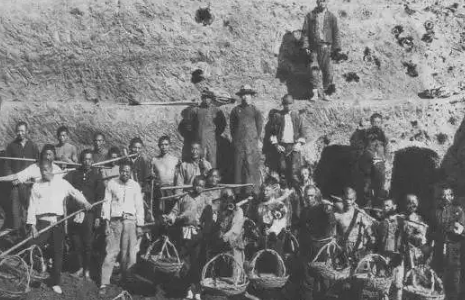 1947年，山西大旱。为了生存，山西横泉村，有人提议把大清官于成龙的墓挖了吧，里