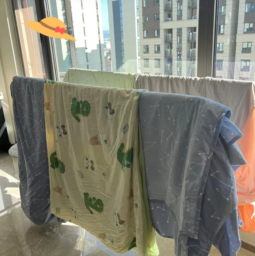 她是有洁癖吧？我妈来城里走亲戚，因为亲戚多当天没走完，就在我家住了一晚上。第二天