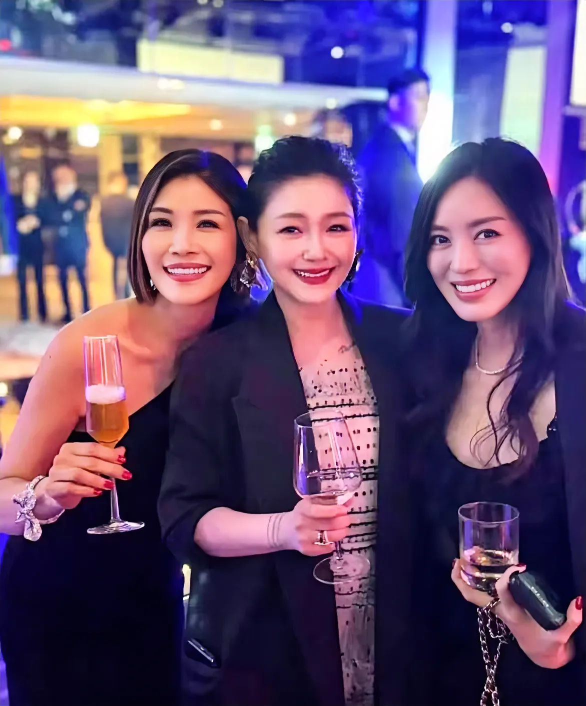 大S就是例子，女明星没工作也很惨。曾经通告满天飞，活得肆意，现在离婚又不工作，很
