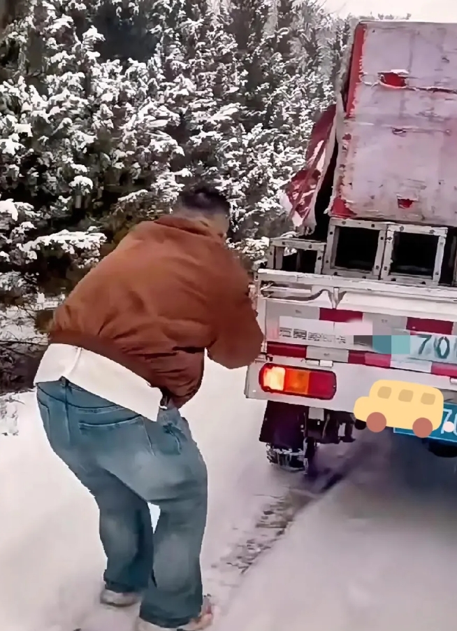 我心里又着急又害怕，这可怎么办啊？

大家说说，要是你在雪天遇到这种情况，你还敢