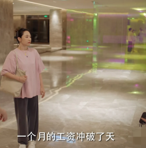 一年轻女生不想跳舞跑了，导演直接追到了她家门口，女生看着苦苦找来的导演不忍心地说