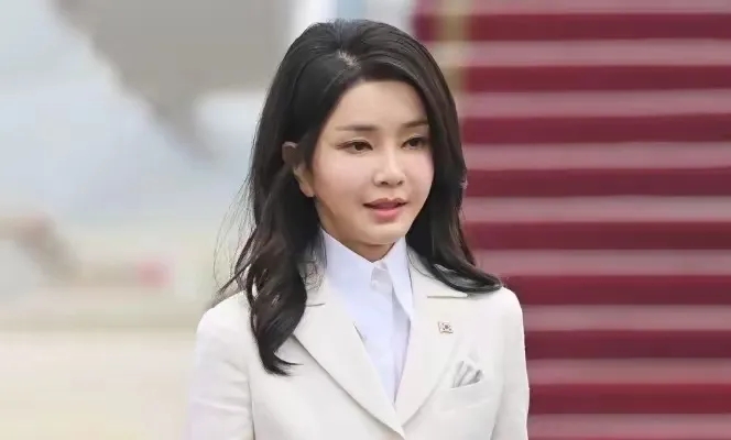 看看总统夫人金建希对比照，脸上满满的科技与狠活