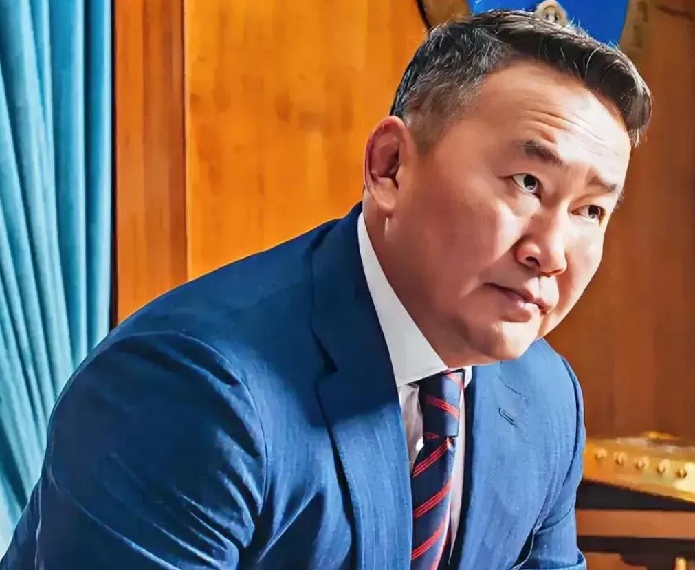 蒙古国总统于八月二日猝然发声，明确将美国定位为珍贵的战略伙伴与深交挚友，此言初听