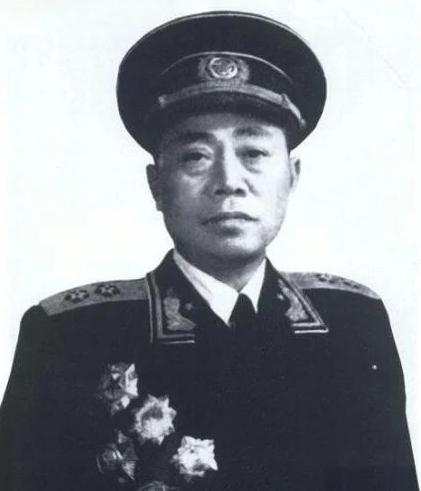 1942年，汪伪政府正举行着一场军事会议，会议开到一半，一位伪军中将起身离开了现