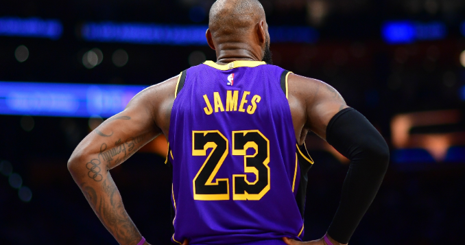 伪善面具被撕碎！詹皇退赛引爆NBA吸血联盟真面目 全明星沦为巨星坟场