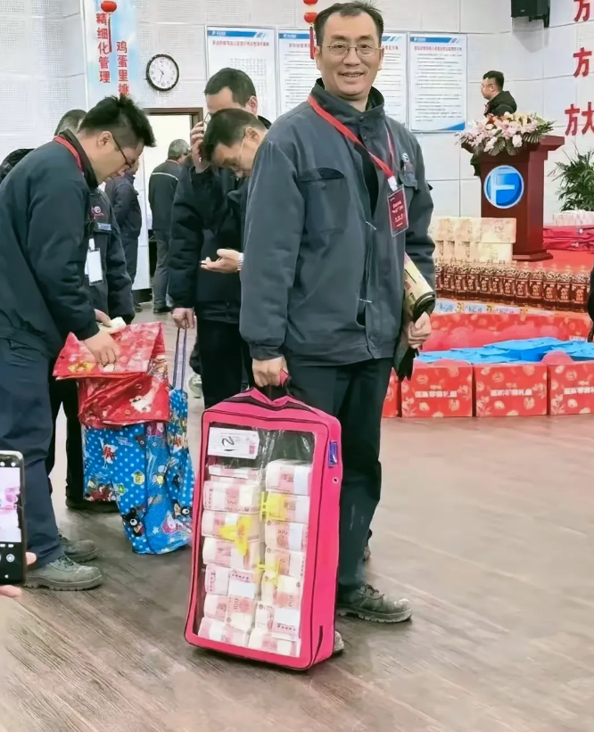 不敢相信，这是一位博主在网上分享的一张照片，他说这是某单位发的年终奖，太不可思议