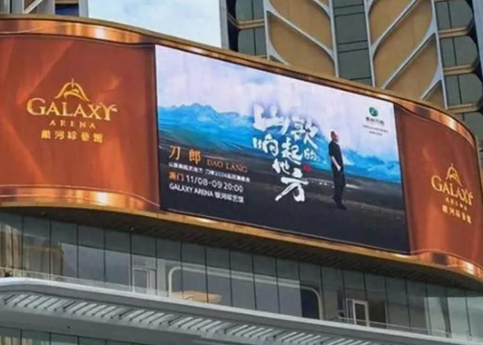 刀郎老师是真正的国内乐坛届，极具艺术才华的艺术家。不仅做人厚道，又极有文化底蕴！