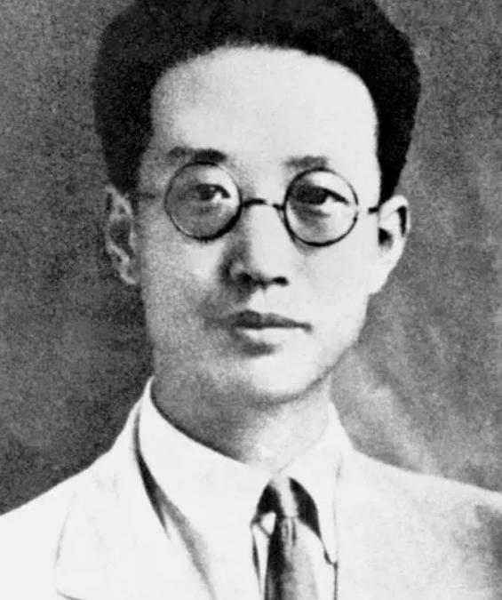 瞿秋白的女儿瞿独伊外出执行采访任务时，意外听到一句话：“你爸爸的俄文水平，可比你高出十倍不止呢！”