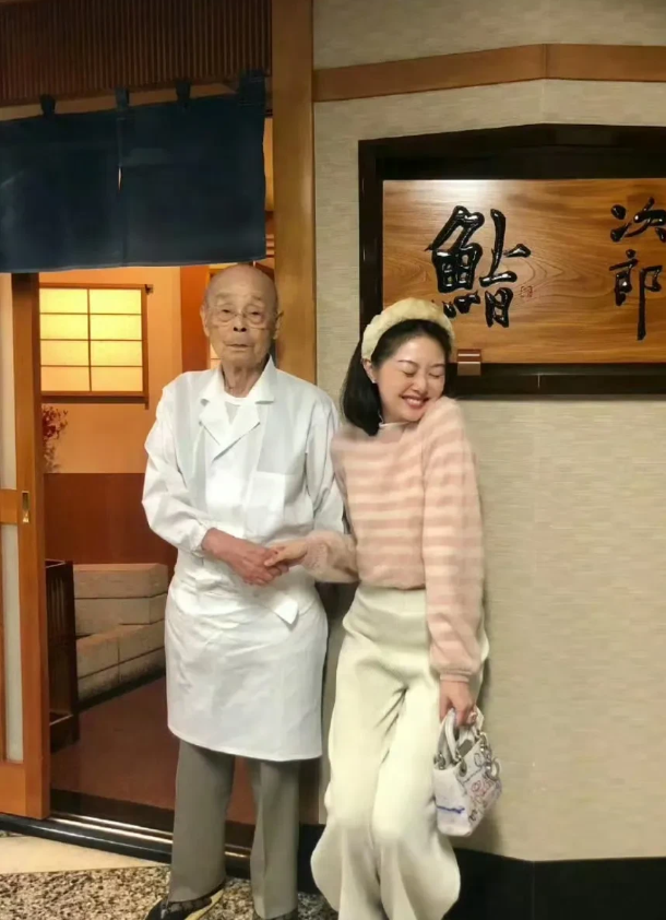 当年晚晚和寿司之神的谜之拍照，谁能想到寿司之神塌房了呢！

他的徒弟学徒10年，
