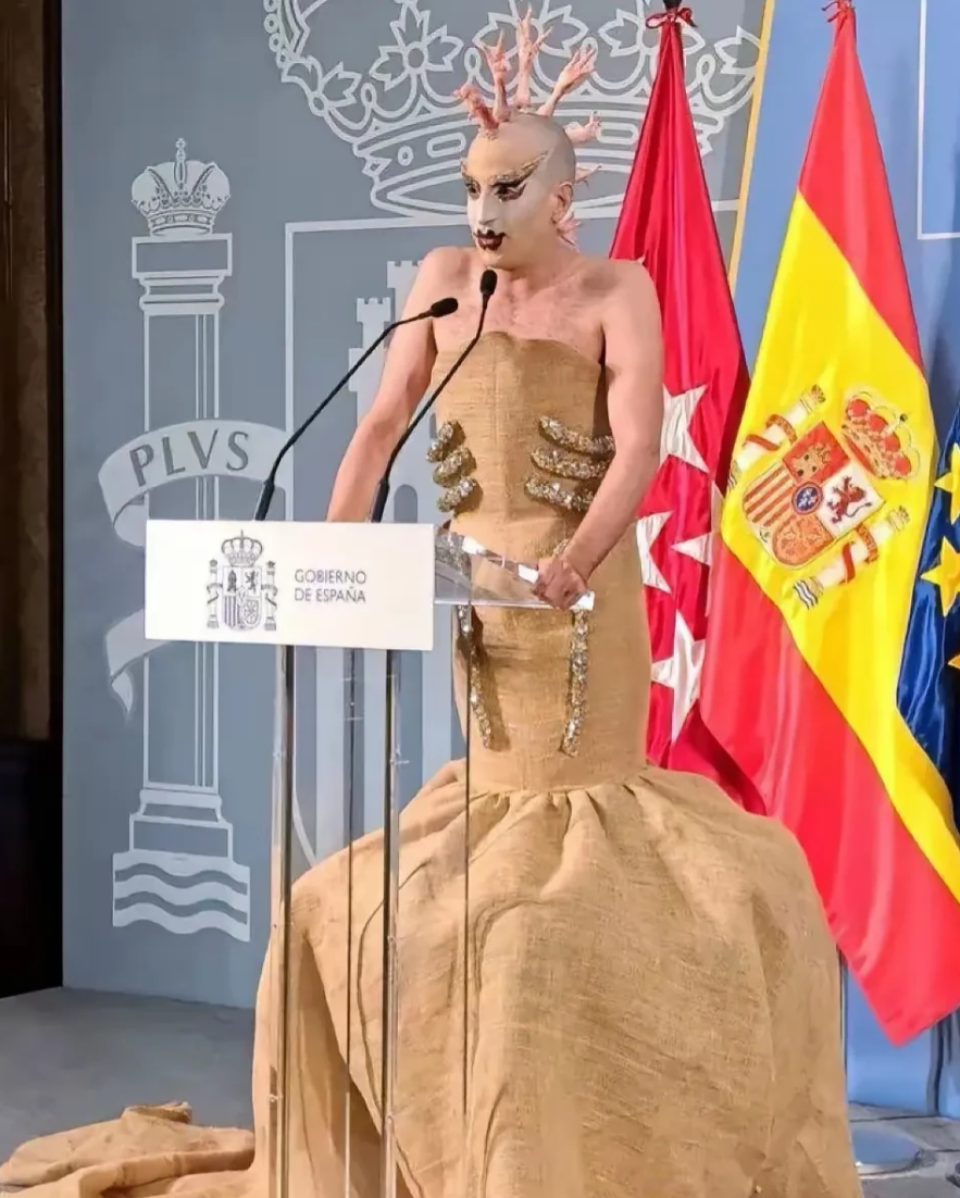 西方人是懂审美的，只是我们不懂！

有没有辣到眼睛？西班牙政府发言人长这模样，完